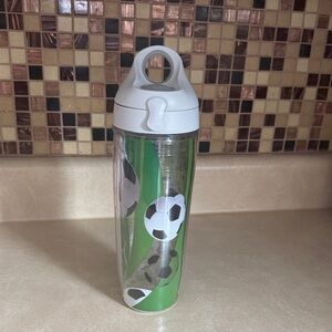 Tervis soccer with attached lid‎